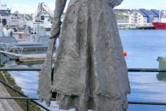 Møre og Romsdal - Kristiansund - Kirklandet - Piren - Skulptur - Klippfiskkjerringa (Tore Bjørn Skjølsvik, 1992)