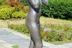 Møre og Romsdal - Kristiansund - Øverparken - Skulptur - Ung pike med fugl (Arne Durban, 1956)