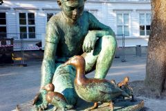 Norway - Rogaland - Stavanger - Statuen Andemor ved Breiavatnet