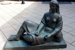 Rogaland - Stavanger - Skulptur - Pike med sjal, ved Musikkonservatoriet
