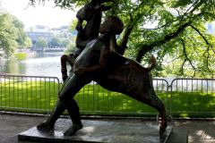 Rogaland - Stavanger - Skulptur - Gutten og bukken, ved Breiavatnet - Byparken