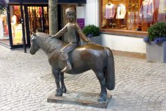 Rogaland - Stavanger - Skulptur - Gutt og ponni, Kirkegata