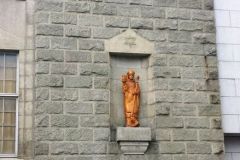 Rogaland - Stavanger - Skulptur - St Svithun, innfelt i Frimurerlosjens fasade