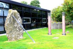 Rogaland - Stavanger - Skulptur - Bølgja, steinen om romet, på UiS