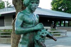 Rogaland - Stavanger - Skulptur - Gutten med katten, Vardeneset skole