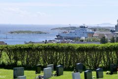 Rogaland - Kvitsøy - Utsikt fra kirken mot kirkegården og ferjekaien