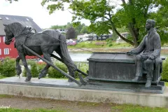 Trøndelag - Levanger - Sentrum - Sjøparken - Skulptur - Forbonden (Oddmund Raudberg, 2011)