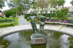 Trøndelag - Levanger - Sentrum - Sejerstads park - Skulptur - Gutt og pike med fiskene (Arne Durban, 1961)