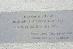 Oppland - Lillehammer - Visdomsord foran jernbanestasjonen