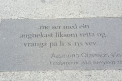 Innlandet - Lillehammer - Visdomsord foran jernbanestasjonen