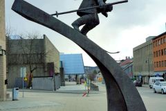 Oppland - Lillehammer - Biblioteket - Skulptur - Birkebeinere (Sivert Donali)