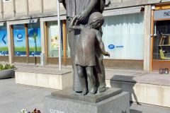 Oppland - Lillehammer - Sigrid Undsets plass - Skulptur - Sigrid Undset (Joseph Grimeland)