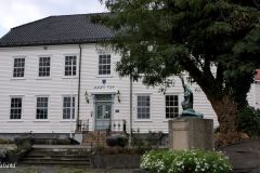 Agder - Lillesand - Henschiengården - Lillesand rådhus - Skulptr - Krigsminnebauta (Ingemund Berulvsen, 1951)