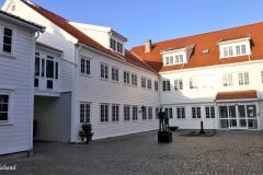 Agder - Lillesand - Rådhusgården - Skulptur - Ketil Moe og Mark Wang (Zi Jie Lin, 2009)