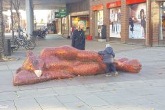 Akershus - Skedsmo - Lillestrøm - Storgata - Skulptur - Reasons to hang around (Irene Nordli)