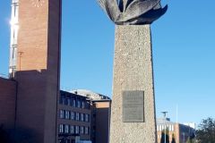 Akershus - Lillestrøm - Lillestrøm rådhus - Monument over Henrik Sørensen - Regnbuen (Ragnhild Butenschøn, 1968)