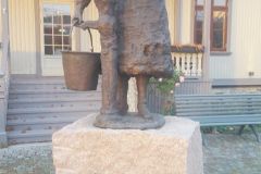 Akershus - Lillestrøm - Gamle Lillestrøm - Doktorgården - Skulptur - Kona ved vannposten (Tore Bjørn Skjølsvik, 2014)