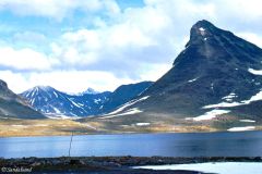Innlandet - Lom - Jotunheimen - Leirvatn med Kyrkja til høyre