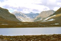 Innlandet - Lom - Jotunheimen - Leirvatn mot Uradals- og Hellstugutindene i øst