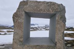 Innlandet - Lom - Sognefjellsvegen - Mefjellet rasteplass - Skulptur - Steinen (Knut Wold)