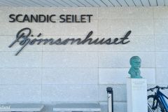 Møre og Romsdal - Molde - Scandic Seilet - Bjørnsonhuset - Skulptur - Kjell Magne Bondevik (Kirsten Kokkin, 2006)
