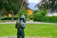 Møre og Romsdal - Molde - Chateauet - Skulptur - Pike med fisk (Wilhelm Robert Rasmussen)