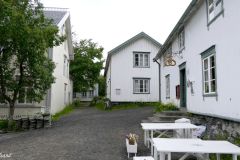 Nordland - Moskenes - Å - Museum Nord - Norsk Fiskeværsmuseum - Fra venstre Hovedbygningen, Hennumgården, Øvergården og Bakeriet (Gammelgården)