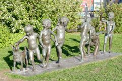 Nordland - Narvik - Torget - Skulptur - Lekende barn (Trygve Thorsen)