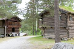 Buskerud - Nesbyen - Hallingdal museum - Stabbur fra Nes (til venstre) og Trøymstugu