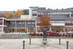 Innlandet - Nord-Fron - Vinstra stasjon - Peer Gynt statue og rådhuset