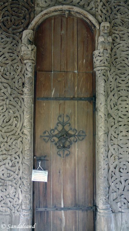 Stavkirkene kjennetegnes ved utskårne dørportaler. Her Heddal stavkirke