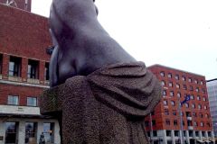 Oslo - Rådhusplassen - Skulptur - Kvinnefigur (Emil Lie)
