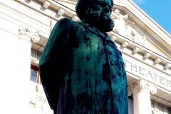 Oslo - Skulptur - Henrik Ibsen, foran Nationaltheatret