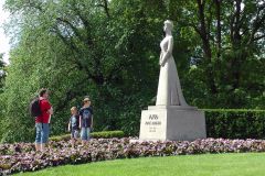 Oslo - Slottsparken - Skulptur av Dronning Maud