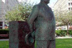 Oslo - Skulptur - Kong Olav V, ved Rådhuset (Olav Orud, 2015)
