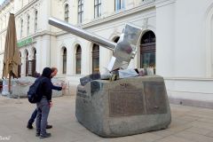 Oslo - Jernbanetorget - Skulptur - Knus nazismen (Bjørn Mellbye Gulliksen)