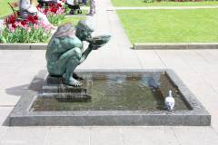 Oslo - Rådhuset - Skulptur - Mann som drikker (Per Palle Storm, 1960)