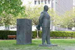 Oslo - Skulptur - Kong Olav V, ved Rådhuset (Olav Orud, 2015)