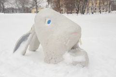 Oslo - Slottsparken - Prinsesse Ingrid Alexandras skulpturpark - Skulptur - Kanin i trøbbel (Emma Hansen, 2016)