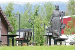 Innlandet - Rendalen - Øvre Rendal - Skulptur - Budeia (Tone Thiis Schjetne, 1994)