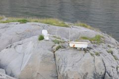 Nordland - Rødøy - Kunstverk med toalett og badekar på Reksterskjæran