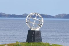 Nordland - Rødøy - Vikingen - Globus som markerer Polarsirkelen
