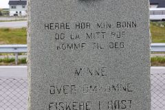 Nordland - Røst - Minnesmerke over omkomne ved kirken