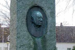 Rogaland - Sandnes - Skeiane (Rådhuset) - Skulptur - Bautastein med relieffportrett: J.A.Budde
