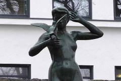 Rogaland - Sandnes - Skulptur - Jente med due, Sykehusparken