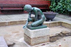 Rogaland - Sandnes - Skulptur - Pike som bøyer seg fram (Sandnes kirke)