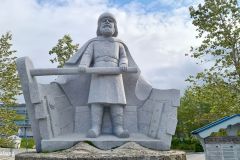Troms og Finnmark - Senja - Finnsnes - Skulptur - Ottar fra Hålogaland (Kjell Nergård og Jian Xikun)