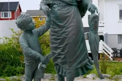 Møre og Romsdal - Smøla - Veiholmen - Skulptur - Feskarkjerringa (Ola Stavseng, 1997)