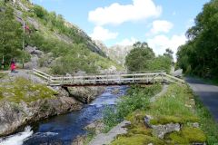 Rogaland - Sokndal - Fra veien inn til Ruggesteinen og Blåfjellgruvene - Broen over til steinen