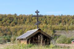 Finnmark - Sør-Varanger - E6 - Neiden - Skoltebyen - Gravhaug med sjelehus